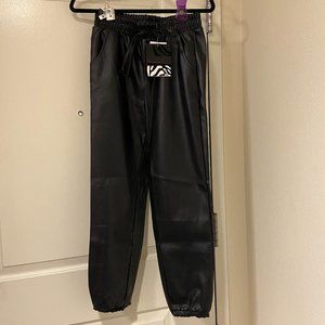 Leather pants with tapered legs. Medium size in black